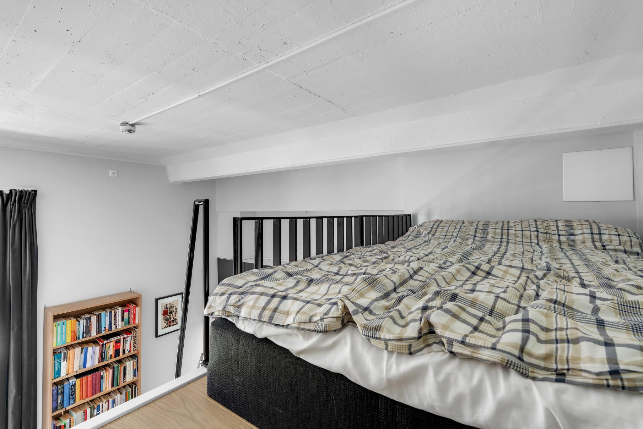 På hemsen får du plass til stor seng. Sengen er spesiallaget for hemsen og følger med om ønskelig